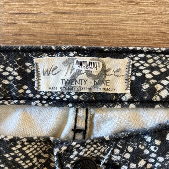We The Free Cropped Snake Print Distressed Jeans Size 29 Straight Baggy NWT - Picture 3 of 9